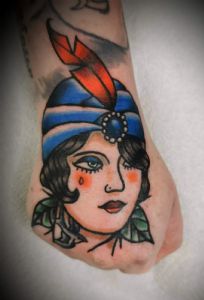 View Traditional style Woman on hand by Gav Stones